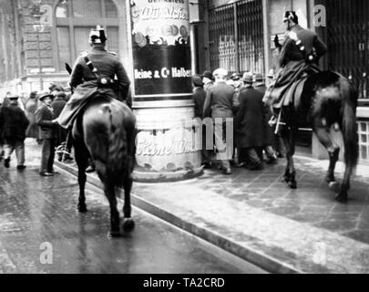 Les policiers sont montés sur Berlin L'effacement du Spandauer Strasse des contre manifestants, qui veulent briser un rassemblement de la Reichsbanner. En ce moment, il y a de nombreux conflits sanglants entre les deux parties, surtout à Berlin. Banque D'Images