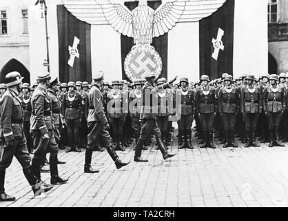 SA Obergruppenfuehrer (lieutenant général de la SA) Hans Juettner répond aux membres de la Sturmbann. Les storm troopers sont d'être assermenté lors de la SA Wehrkampftag. Banque D'Images