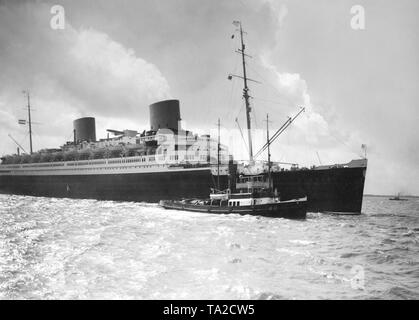 Un remorqueur accompagne la vapeur rapide 'Europa' de la Norddeutscher Lloyd. Banque D'Images