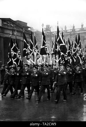 Après les célébrations principales de l 'allemand Reichskriegerbund Kyffhauser' dans le Berlin Sportpalast, pavillon délégations mars à la Neue Wache Unter den Linden en avec le nouveau drapeau fédéral. Photo non datée. Banque D'Images