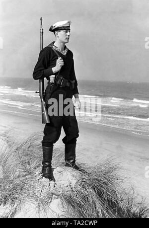 Soldat de l'École de l'artillerie côtière Swinemuende, participant à des cours de prise de vue, se dresse sur la plage de Norderney. Banque D'Images