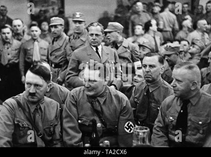 Adolf Hitler lors de la traditionnelle réunion de l'Buergerbraeukeller Munich pour commémorer le 1923 tentative de coup d'État. Assis de gauche à droite : Adolf Hitler, Hermann Goering, Julius Schaub, Max Amann. Derrière le photographe Goering, Heinrich Hoffmann. Banque D'Images