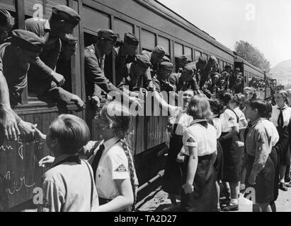 Photo de soldats allemands de la légion Condor à l'arrivée à la gare de Vigo, Galice, le 30 mai 1939. Avant leur embarquement pour l'Allemagne, les soldats sont accueillis par les filles de la BDM et des membres des jeunesses hitlériennes de la colonie allemande. Banque D'Images