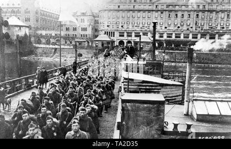 Les soldats de l'occupation américaine mars sur un pont, à Coblence, qui est le siège de l'armée d'occupation alliée. Banque D'Images