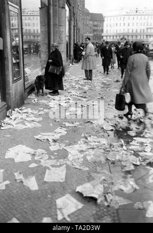 Papiers dans les rues de Berlin à l'occasion de la Diète prussienne d'élections. Banque D'Images