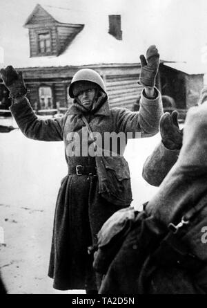 Prisonniers de guerre russes Support avec bras levés devant les soldats allemands. Probablement la photo a été prise dans une petite ville située à l'ouest de Moscou, lors de la retraite de la Wehrmacht. (Photo : PK correspondant de guerre Bauer). Banque D'Images