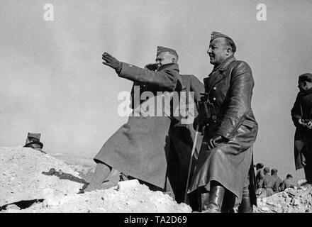 Photo non datée du commandant de la légion Condor, le major général Wolfram Freiherr von Richthofen (à gauche), qui donne les commandes avec les gestes de la main d'un capitaine (à droite sur un manteau de cuir) sur un poste de commandement. Banque D'Images