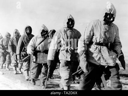 Les soldats allemands mars sur une route le long de la courbe des températures glaciales en don. Photo de l'entreprise de propagande (PK) : correspondant de guerre Kripgans Banque D'Images