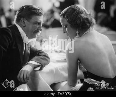 Rudolf Forster comme Rumowski et Brigitte Helm dans le rôle de Jeanette Heider lors d'une célébration dans le film 'La Comtesse de Monte Christo", réalisé par Karl Hartl, Allemagne 1932. Banque D'Images