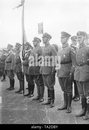 Trois princes de la maison de Hohenzollern (de gauche à droite) : Prince Eitel Friedrich (4e, appelée la graisse), le Prince Guillaume de Prusse et de l'Oskar, se tenir en rang et le fichier lors de l'appel du Stahlhelm sur le terrain de Tempelhof. Banque D'Images