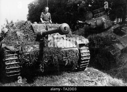 Un Sturmgeschuetz III passé un T-34 russe abattu au cours de batailles réservoir sur la Vistule. Groupe d'armées Centre. PK photo : Reporter de guerre Scheffler. Banque D'Images