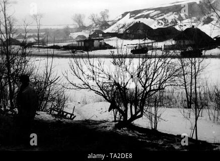 Les chars allemands à travers un village près de Kharkow durant la campagne Donets sous la direction du Général von Manstein. PK-photo. Correspondant de guerre roi. Banque D'Images