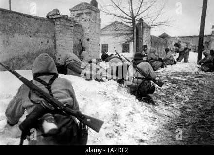 Au cours d'une contre-attaque de la Wehrmacht, les soldats allemands ont l'heure du déjeuner à la périphérie d'Dmitrijew-Lgowski, au sud-ouest de l'Orel. À côté du Mauser rifles (98), certains des soldats ont aussi des masques à gaz sur la ceinture. Photo de l'entreprise de propagande (PK) : correspondant de guerre Henisch. Banque D'Images