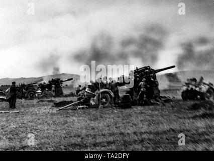 German 8.8 cm FlaK 36 sur un champ dans l'Est des Carpates (probablement dans la région trijunction Slovaquie / Pologne / Ukraine). La Wehrmacht utilisé les canons, qui étaient initialement destinés à la défense aérienne, de se défendre contre une attaque ennemie. Photo de l'entreprise de propagande (PK) : correspondant de guerre Heuberger. Banque D'Images