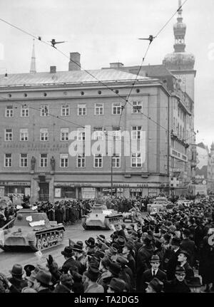 Les troupes allemandes en mars Brno. L'entraînement des soldats et des chars dans les rues. Certains spectateurs drapeaux à croix gammée de l'onde. La première République slovaque a été fondée sur la commande d'Hitler en mars 1939, et de Bohême et Moravie étaient occupés par la Wehrmacht. Banque D'Images