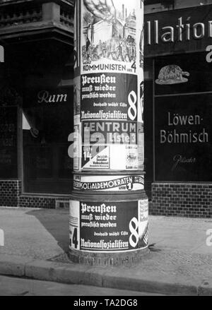 Les parties NSDAP, SPD, Centre, KPD et Service social-chrétien campagne avec des affiches électorales sur une colonne de la publicité à l'occasion de la Diète prussienne d'élections. Le NSDAP campagnes avec le slogan "La Prusse doit être à nouveau prussien, Alors votez pour la liste 8, le National-socialisme.' Le SPD, avec leur meilleur candidat, Otto Braun, et le centre Nom du parti eux-mêmes comme un "parti de la rationalité". Banque D'Images