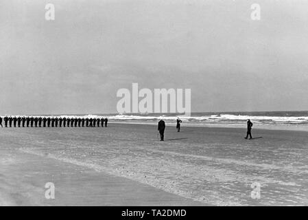 Recrues de la Kriegsmarine (Marine) pendant l'exercice de perçage sur une plage de Norderney. Banque D'Images