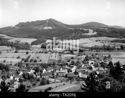 Erlenbach bei Dahn avec l'Église catholique de l'Assomption de la Vierge Marie et saint Aegidius en vue de l'est sur la colline, le château de Berwartstein habitées seulement rock dans le château médiéval Wasgau. Banque D'Images