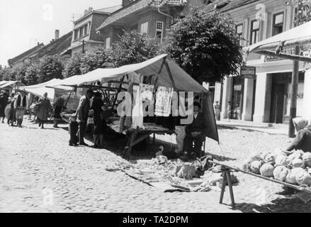 Marché dans un village de la région slovaque de Spis. La scène est à partir de la 'documentaire Tobis Zips'. En mars 1939, l'Etat slovaque est devenue indépendante sur la commande d'Adolf Hitler. Banque D'Images