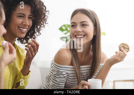 Friends enjoying conversation et de boire du café à la maison Banque D'Images