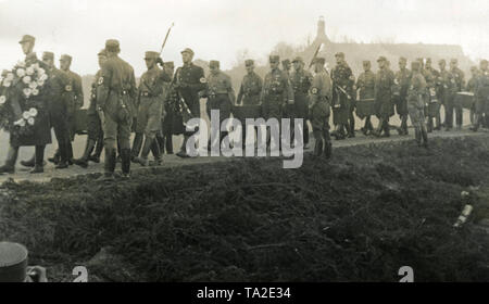 Les membres de la Sturmabteilung (SA) à un mémorial en l'honneur de mars les soldats de l'aide, qui était tombé dans les combats au cours de la soulèvements polonais en Haute-Silésie. La photo montre comment, en 1938, le reste de 50 combattants tombés Freikorps sont transférés par la SA d'un mémorial sur l'Annaberg, qui a été érigée par le gouvernement nazi. Banque D'Images