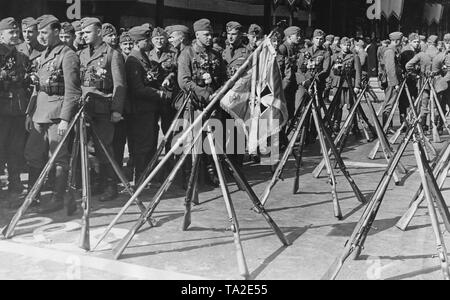 Les membres de la légion Condor (sous-officiers et les équipes) sont en attente pour le défilé à l'occasion de leur retour de la guerre civile espagnole sur Bismarkstrasse sur l'axe Est-Ouest à Berlin-Charlottenburg le 6 juin 1939. Ils ont mis en place leurs fusils et regimental standard. Banque D'Images