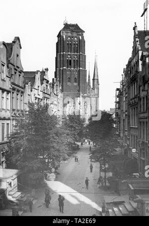 La photo montre l'église de Sainte Marie. La construction de l'église a commencé en 1343 et achevé en 1502. Elle a été construite en brique de style gothique. L'église peut accueillir environ 25 000 personnes. Il abrite le triptyque du peintre Hans Memling de Bruges. Banque D'Images