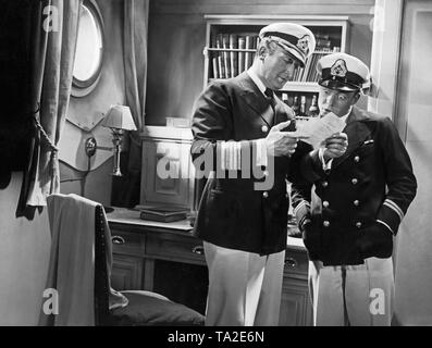 Hans Albers comme capitaine Craddock (à gauche) et Heinz Ruehmann comme premier officier Peter dans le film 'opérette bombes sur Monte Carlo' sous la direction de Hanns Schwarz, avec musique de Werner Richard Heymann. Banque D'Images