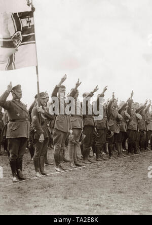 Ces membres Stahlhelm en uniforme et de lever la main, comme un serment au cours de la 13e Reichsfrontsoldatstag (soldats de première ligne) de la journée à Berlin. Banque D'Images