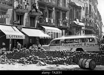 L'image montre une barricade républicaine construite de pierres et un bus dans le centre de Barcelone à l'été 1936, peu après le début de la guerre civile. Sur le wagon sont les abréviations FAI (Federacia Anarquista Iberica) et la CNT (Confederación Nacional del Trabajo). Banque D'Images