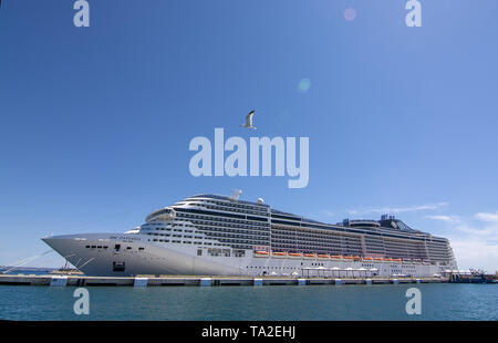 PALMA, Majorque, Espagne - 20 MAI 2019 : grand navire de croisière MSC Fantasia amarré dans le port sur une journée ensoleillée le 20 mai 2019 à Palma, Majorque, Espagne. Banque D'Images