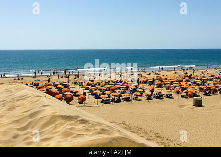 Gran Canaria, Espagne - 13 mars 2019 : la plage de Maspalomas, les personnes qui prennent le soleil, profitez de vous détendre dans la zone de dunes de sable. Les dunes de Maspalomas est une protec Banque D'Images