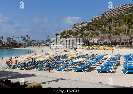 Anfi del Mar beach, Gran Canaria, Espagne - 14 mars 2019 : les gens sur la plage au printemps journée matin. La belle plage artificielle offre aux visiteurs un Banque D'Images