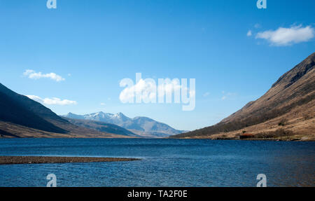 À la recherche de la part de Glen Etive à la tête du Loch Etive vers Ben Cruachan enneigés au loin. Cette mer marée loch tourne au sud pour un 31km à Connel Banque D'Images