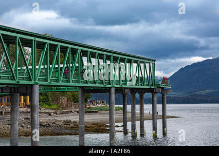 ICY STRAIT, ALASKA - 30 mai 2016 : l'Icy Strait est un détroit de l'archipel Alexander dans le sud-est de l'Alaska. Le navire de croisière à proximité destinatio Banque D'Images