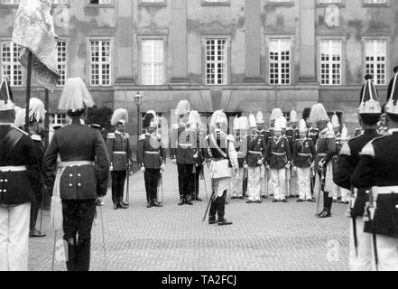 L'empereur Guillaume II (au milieu en uniforme de cérémonie avec casque et l'aigle de la garde du corps) Balade à Potsdam le 17 mai 1898 sur le jour de sa nomination le cinquième fils 10 ans Prince Oskar de Prusse (1888 à 1958) pour la 1. Garde- Regiment. De gauche à droite : Grands Nickisch von Rosengk, Major von Westernhagen, Major von Plueskow, l'empereur Guillaume II (Prince William de la Couronne de Prusse, le Prince Frédéric de Prusse, le Prince Adalbert de Prusse, commandant du régiment, le général Georg von Kalckstein à moitié caché Prince Oskar de Prusse. Les princes portent les chapeaux de Potsdam Banque D'Images