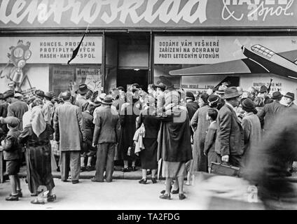 Mobilisation de l'armée tchécoslovaque par le président Benes. La population de Prague achète des masques à gaz dans le cas où la guerre éclate. Selon l'accord de Munich en octobre 1938, la Tchécoslovaquie devait céder l'territoires sudètes allemandes pour le Reich allemand. Banque D'Images
