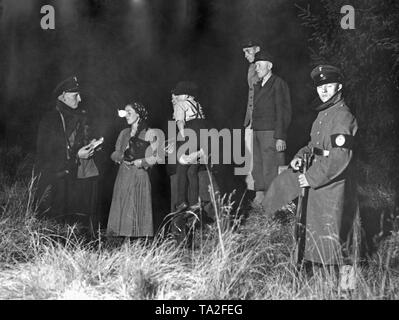 Au cours de la crise des Sudètes, de nombreux Allemands de Sudeten fuir vers le Reich allemand. Une famille allemande des Sudètes traverse la frontière à Sachsenberg-Georgsthal la nuit. Banque D'Images