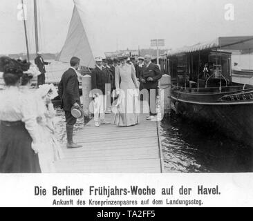 L'arrivée du Prince Guillaume de Prusse (à gauche en pantalon blanc) et sa femme Cecilie (droite) sur l'embarcadère. Banque D'Images