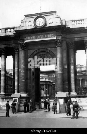 La porte d'entrée du Palais Bourbon Rue Universite. Les soldats allemands qui montent la garde à la porte et de contrôler les arrivants. Banque D'Images