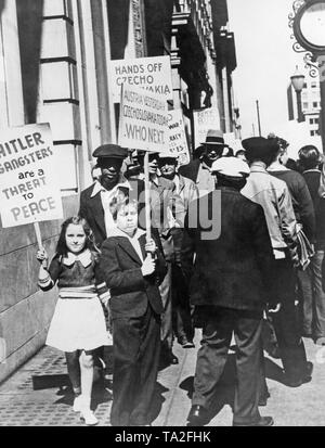 Les enfants portent des signes lors d'une manifestation anti-nazis dans la région de San Francisco. Sur les panneaux : "Hitler's gangsters sont une menace pour la paix", "l'Autriche Tchécoslovaquie hier aujourd'hui qui suivant.' et 'Hands off la Tchécoslovaquie'. Dans la crise des Sudètes, Hitler a provoqué un conflit international à l'annexe les Sudètes au Reich allemand. Banque D'Images