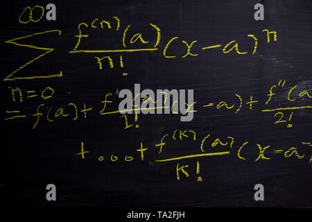 Close up des formules mathématiques écrites sur un tableau noir. Concept de l'éducation Banque D'Images