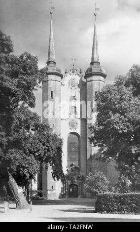 C'est une photographie de la cathédrale d'Oliwa de Gdansk. Elle est dédiée à la Sainte Trinité, Sainte Vierge Marie et de St Bernard. La basilique à trois nefs fut construite à la fin du 12ème siècle par les Cisterciens et appartenait à un monastère. En 1925, avec la création d'un diocèse par le Pape Paul VI, l'église fut élevé à la dignité d'une cathédrale. Banque D'Images