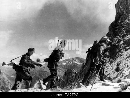 Les troupes de montagne allemandes franchir un col dans les Carpates. Vraisemblablement, ils sont situés dans la région de Slovaquie trijunction / Pologne / Ukraine. Photo de l'entreprise de propagande (PK) : correspondant de guerre Demmer. Banque D'Images