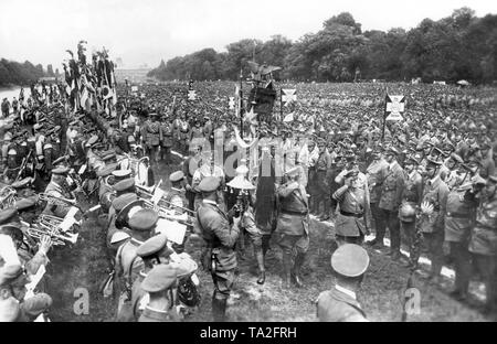 Au début du mois de juin, plus de 100 000 membres du Stahlhelm se sont réunis à Munich. Le point culminant de l'événement a été la démonstration de la 100 000 membres sur l'Isarwiesen et le défilé des dirigeants Stahlhelm Franz Seldte et Theodor Duesterberg. Dans la première rangée de l'Gaue Potsdam, les princes de Hohenzollern, Eitel Friedrich, August Wilhelm, et Oskar de Prusse. Sur la gauche une fanfare joue alors que Seldte et Duesterberg passent et saluer. Banque D'Images