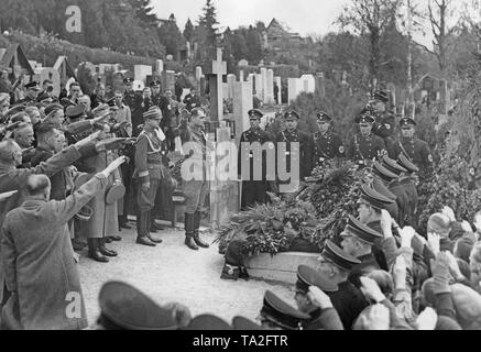 Rudolf Hess visite la tombe de l'Autrichien Otto Planetta nationaliste dans le cimetière de Dornberg. En 1934, le défunt avait tué le chancelier autrichien, Engelbert Dollfuss, au cours de la juillet putsch. Hess visite l'Autriche à l'occasion de l'Anschluss de l'Autriche à l'Empire allemand. Banque D'Images