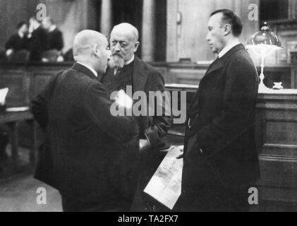 Johannes Caspari (à gauche), Freiherr von Oer (centre) et le maire de Cologne, Konrad Adenauer (droite) consulter au cours d'une réunion du Conseil de l'État prussien dans l'Herrenhaus Berlin. Banque D'Images