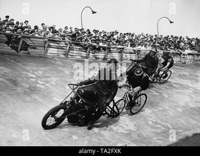 Deux voies cyclistes roulent avec leurs pacers motorisé sur la Olympiabahn au 'Goldenes Rad' à Berlin. Banque D'Images