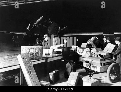 Un Junkers G 24 est en train d'être chargé de la poste à l'aéroport de Berlin Tempelhof. Banque D'Images