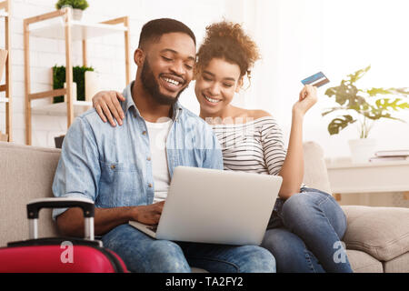 Happy Afro Couple Planning et Réservation Hôtel Banque D'Images